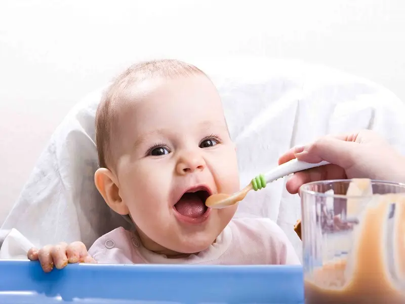 تغذیه کودک از ۷ تا ۸ ماهگی