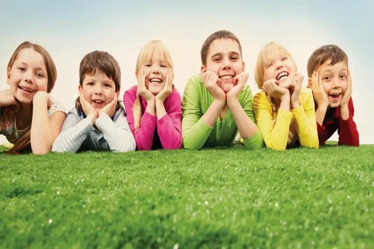 چرا بازی‌های گروهی برای رشد کودکان ضروری هستند؟