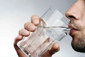 آیا همه باید هشت لیوان آب در روز بنوشند؟